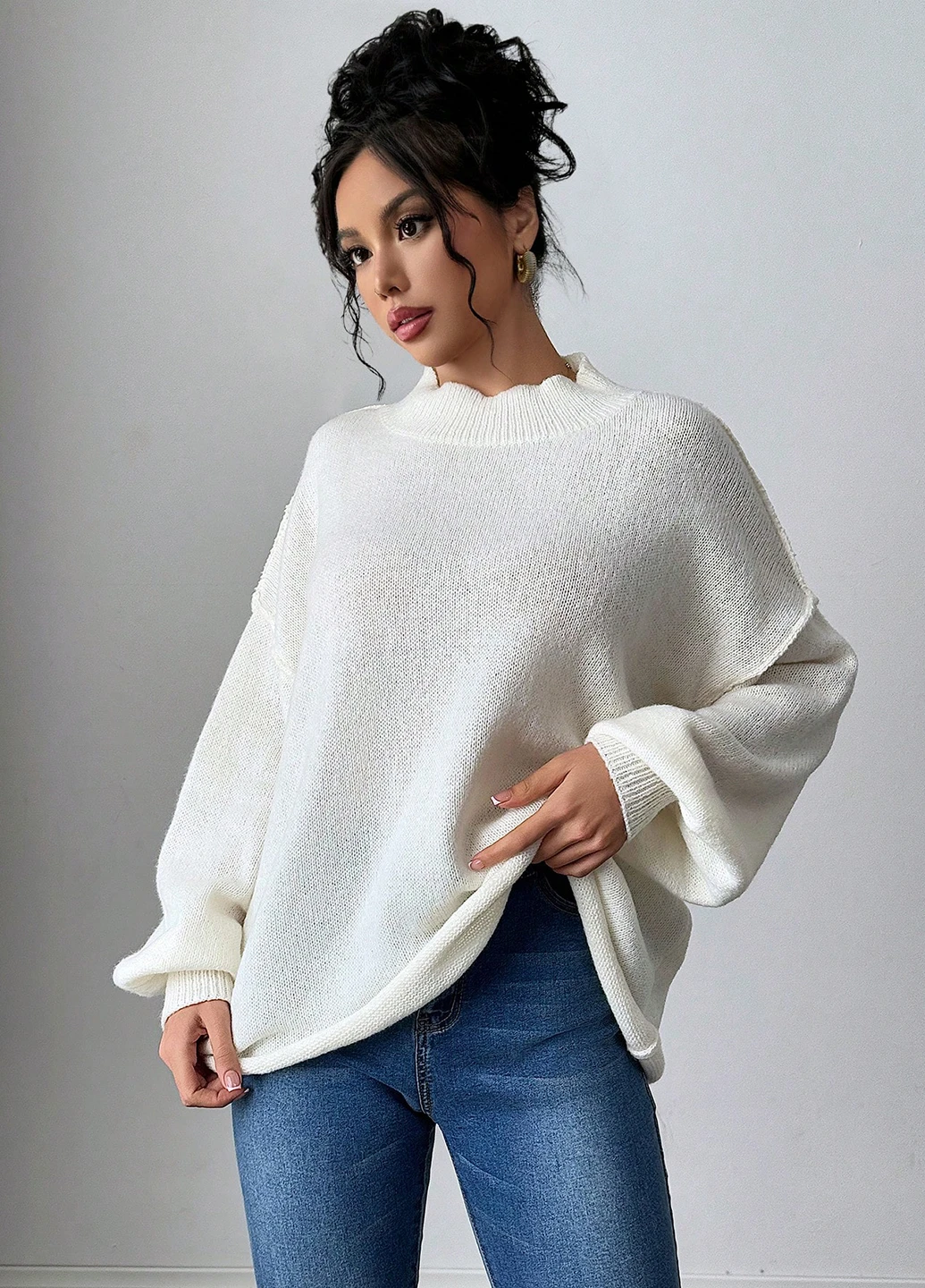 Белый демисезонный свитер SHEIN
