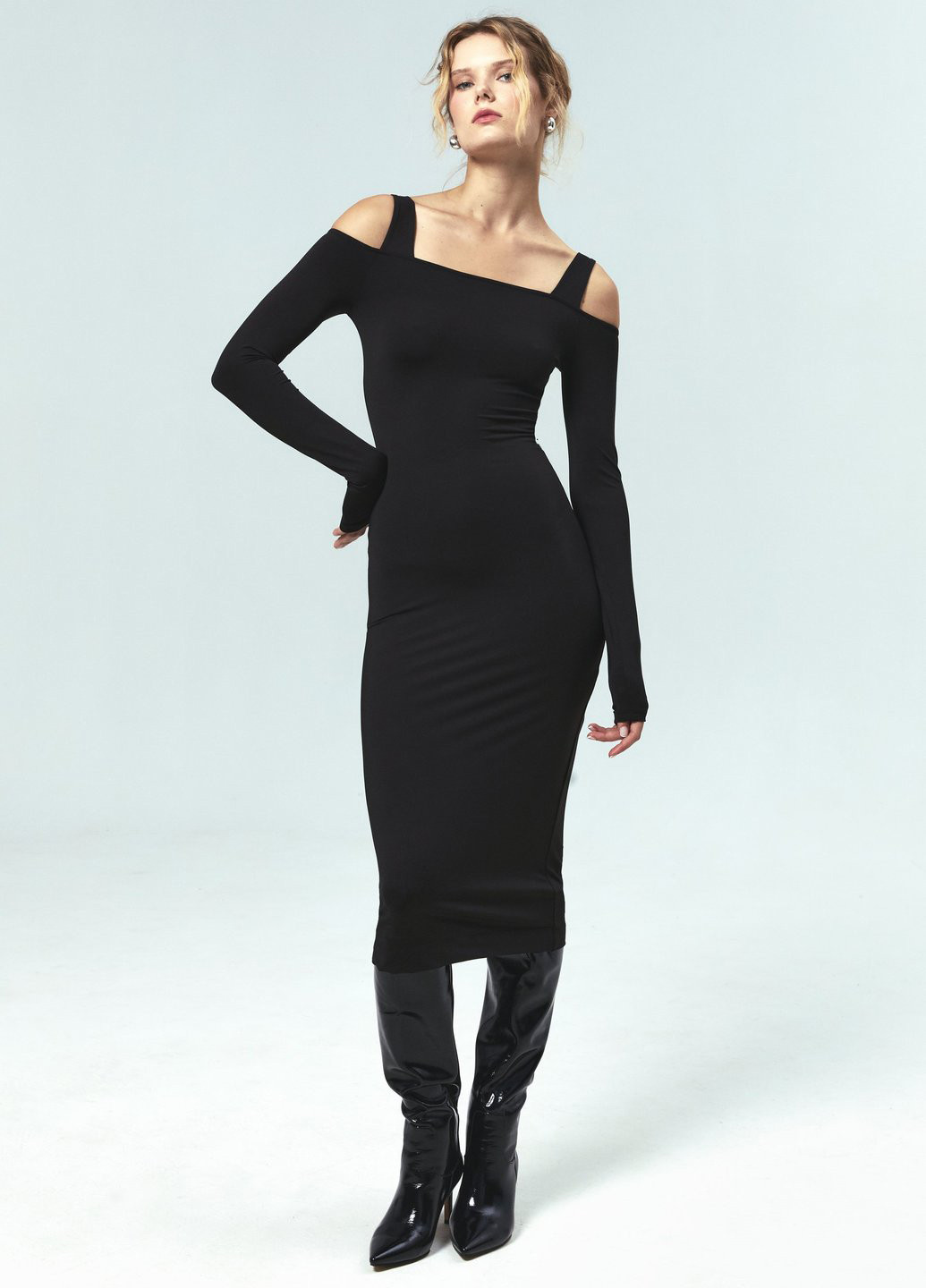 Черное кэжуал платье с открытыми плечами, футляр Gepur однотонное