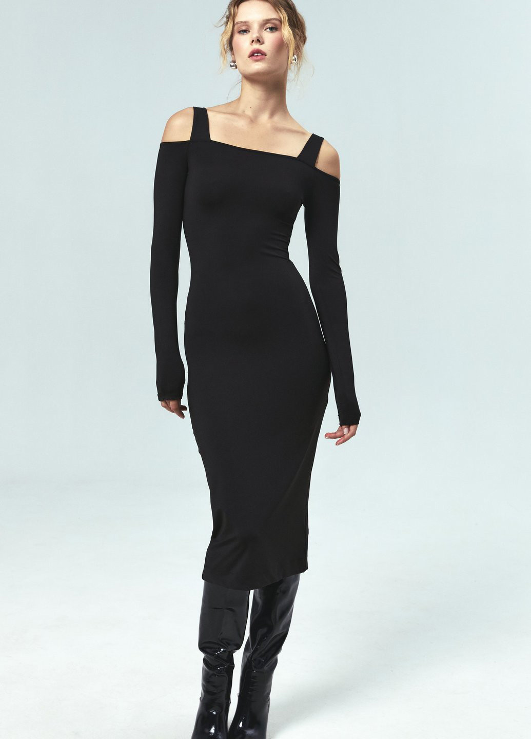 Черное кэжуал платье с открытыми плечами, футляр Gepur однотонное