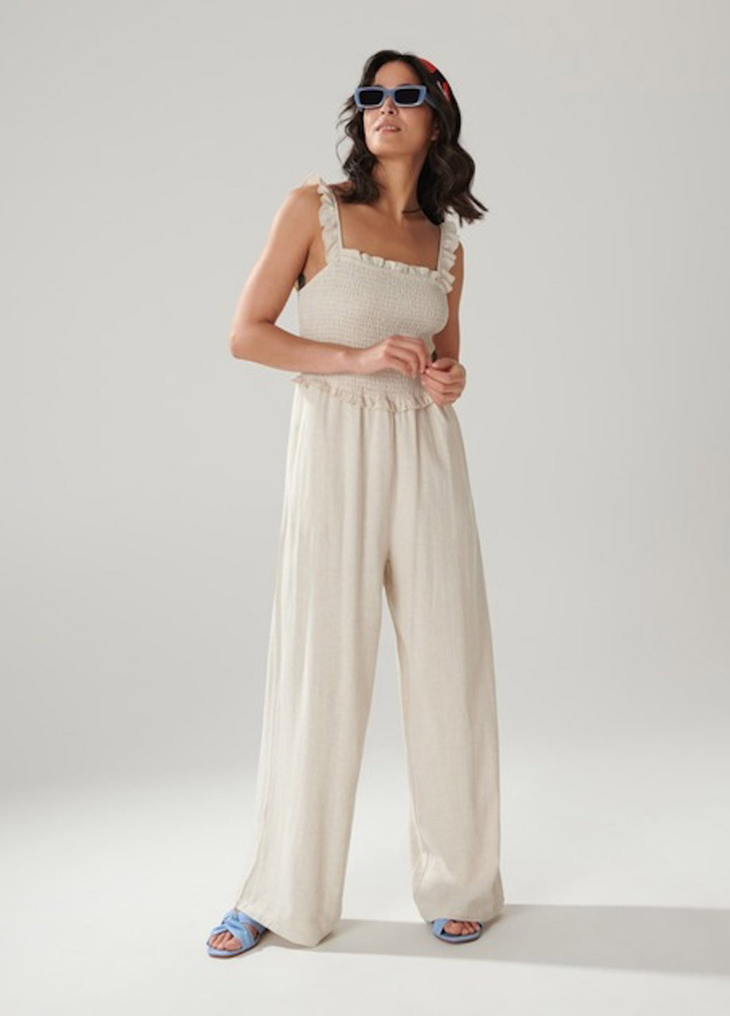 Комбинезон Sinsay комбинезон-брюки однотонный бежевый кэжуал вискоза, лен