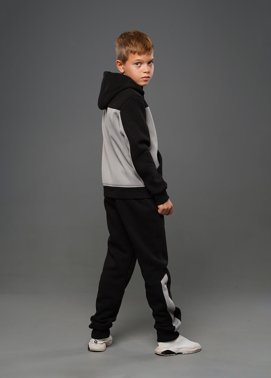 Сірий зимовий спортивний костюм з написами Sinthia (194959072)