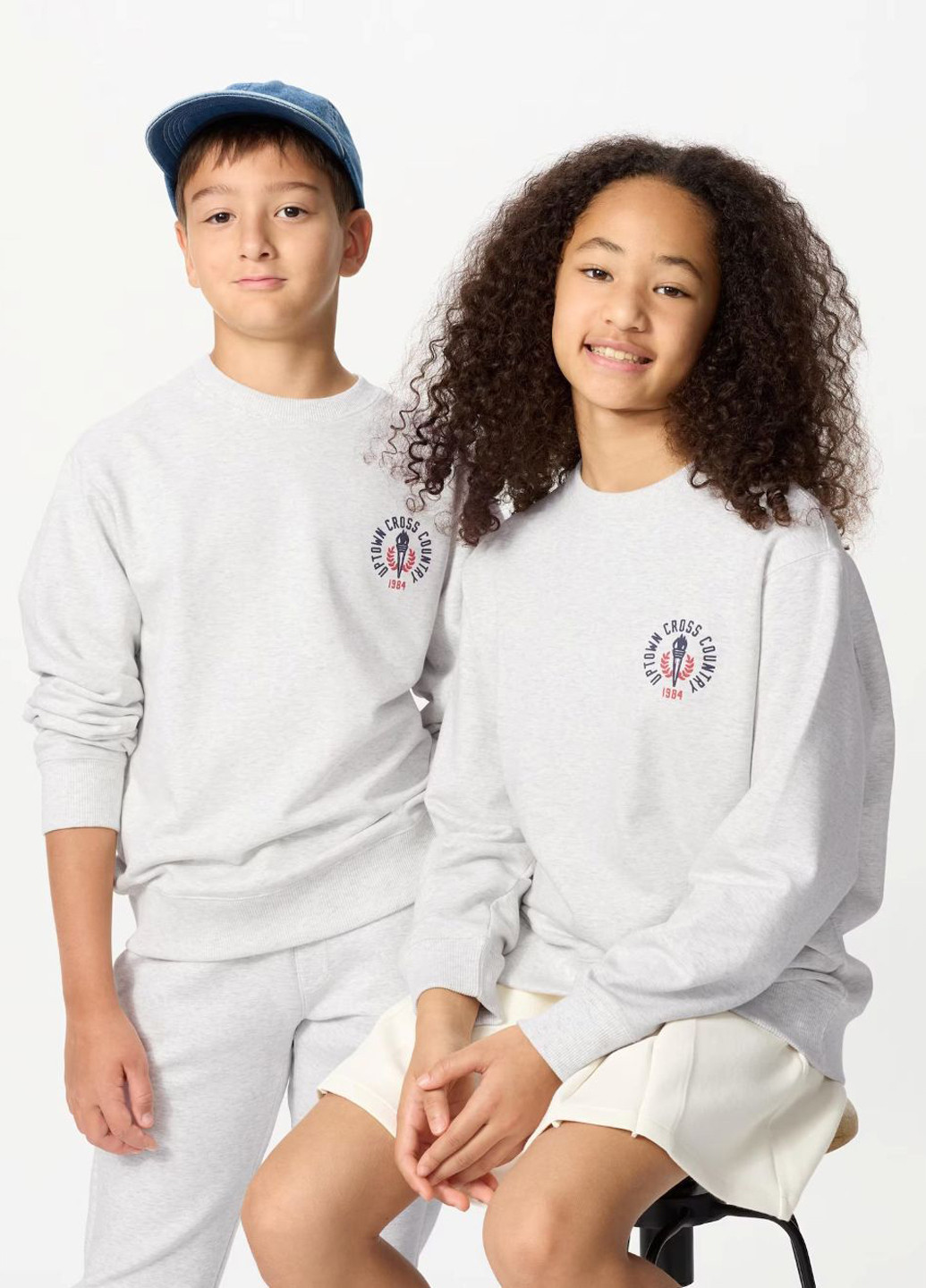 Светло-серый свитшот Uniqlo надпись без декора (325746318)