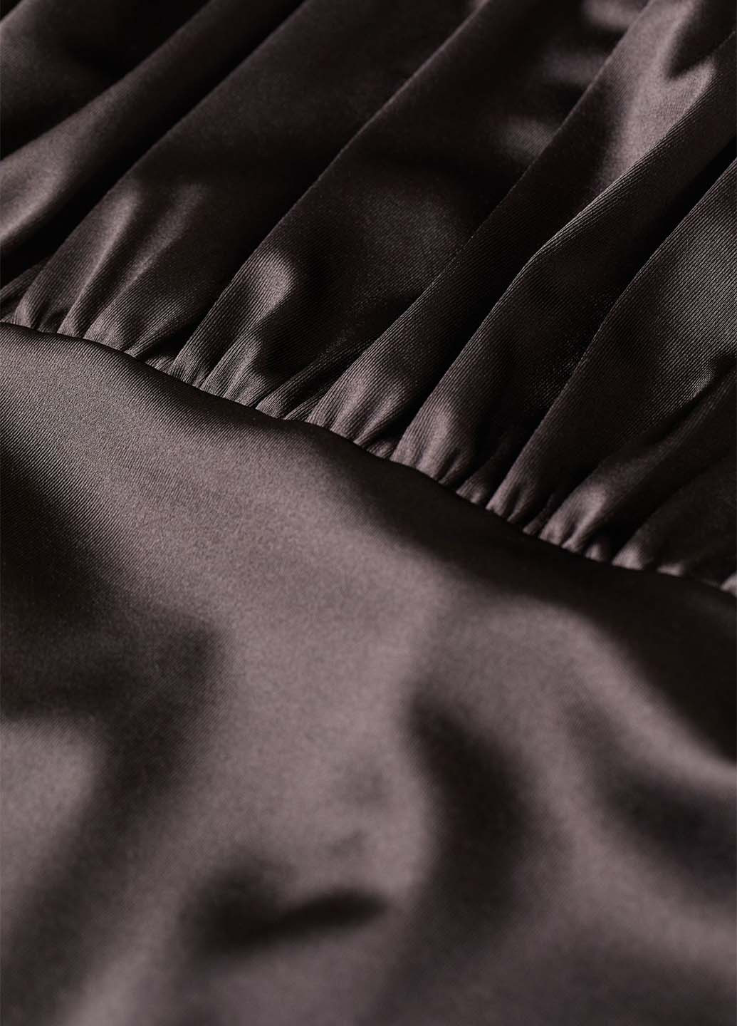 Черное коктейльное платье в стиле ампир H&M однотонное