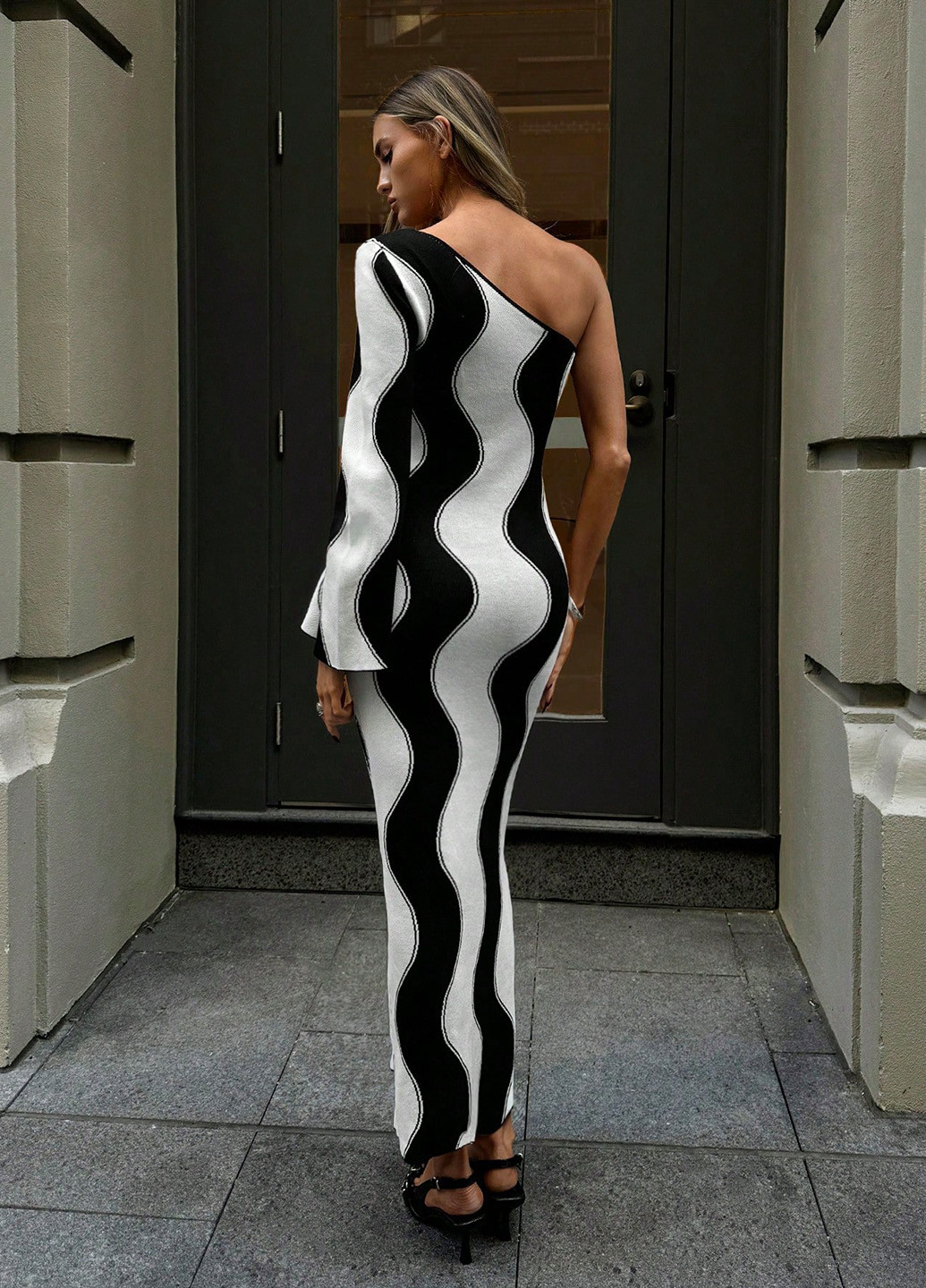 Черно-белое кэжуал платье платье-свитер, на одно плечо SHEIN с абстрактным узором