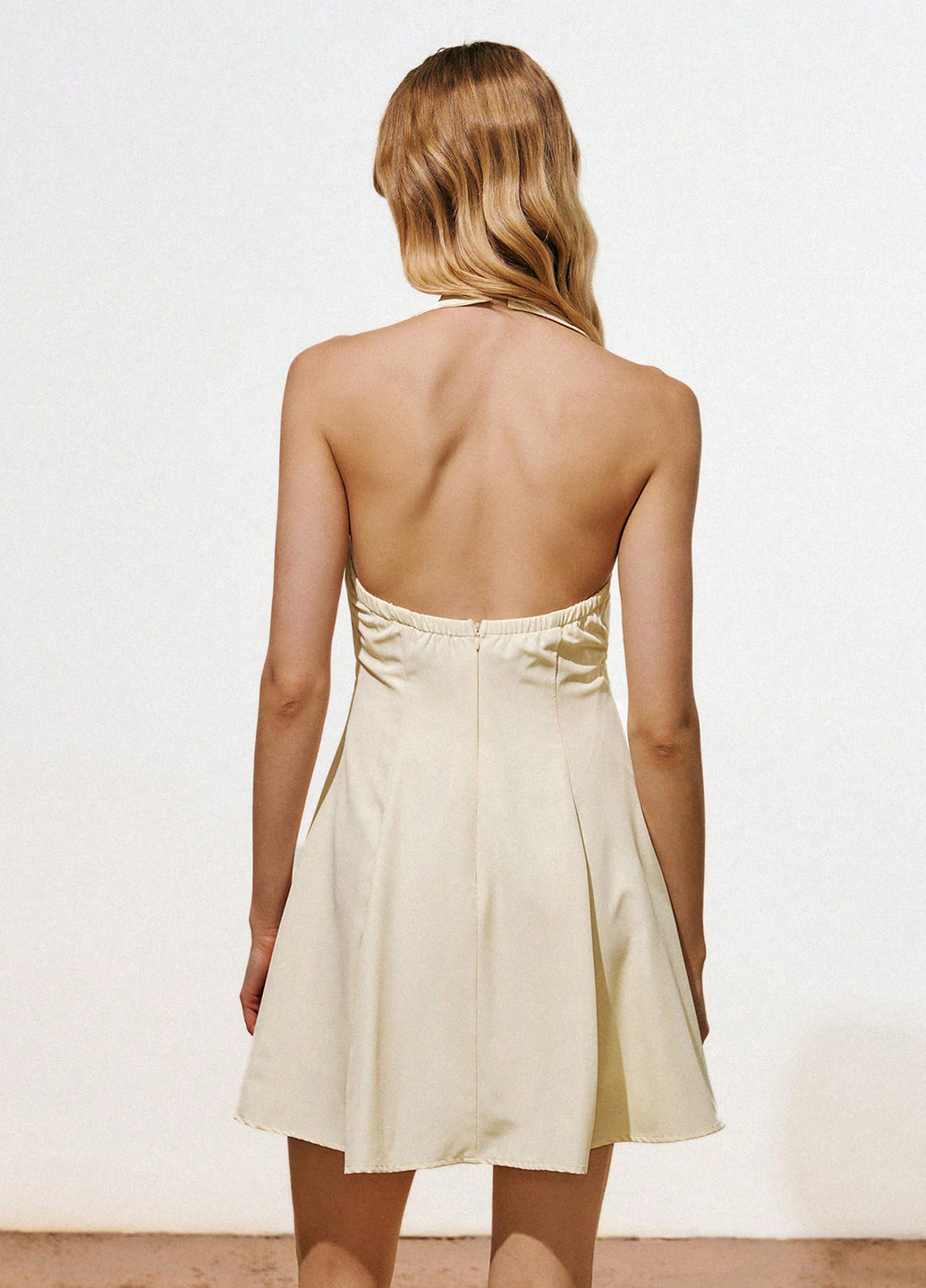 Айвори кэжуал платье клеш, с открытой спиной SHEIN однотонное