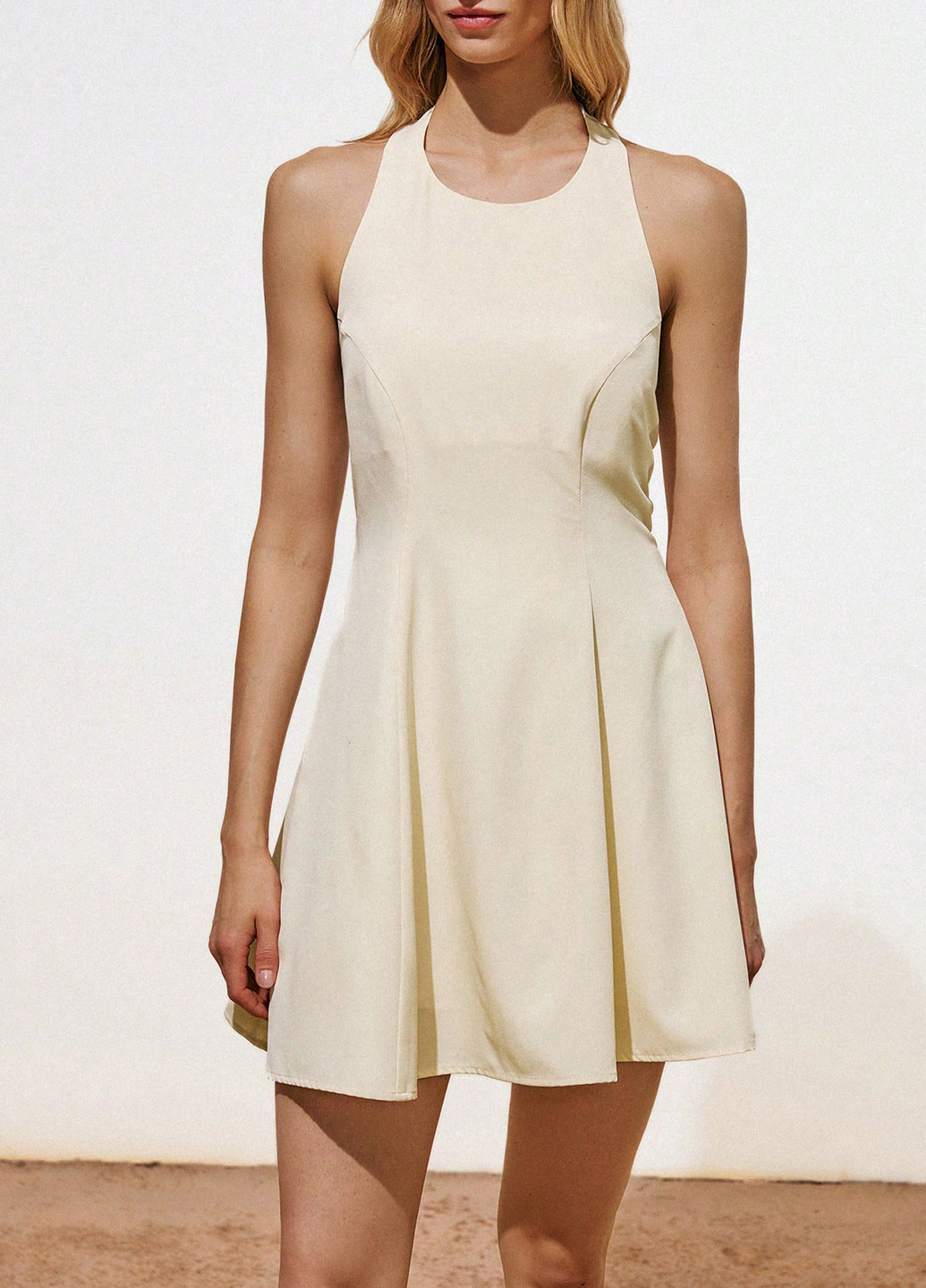 Айвори кэжуал платье клеш, с открытой спиной SHEIN однотонное