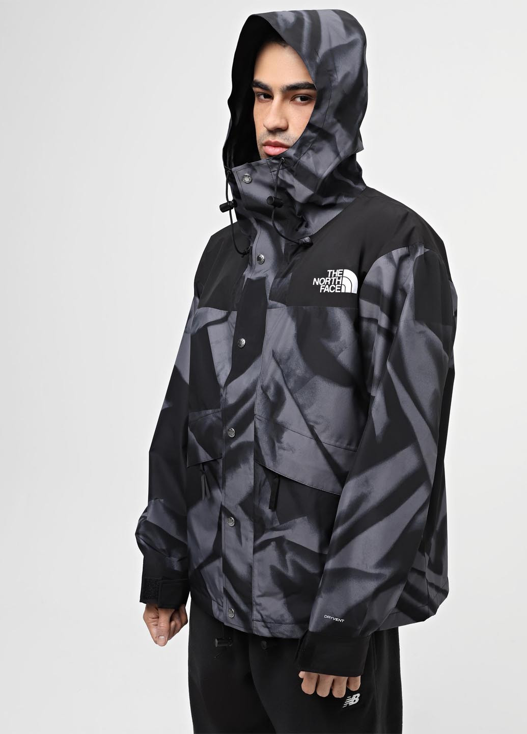 Сіра демісезонна вітровка The North Face