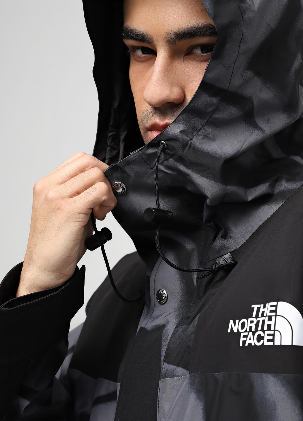 Сіра демісезонна вітровка The North Face