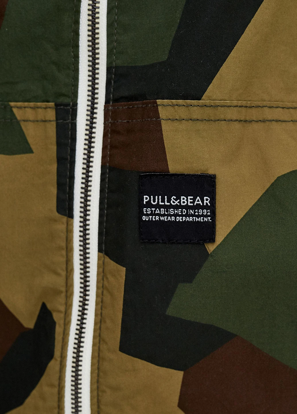 Оливкова (хакі) демісезонна вітровка Pull & Bear