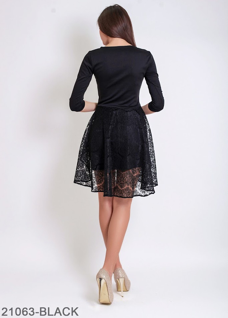 Черное кэжуал нарядное платье-футляр c асимметричной баской из гипюра marena Podium однотонное