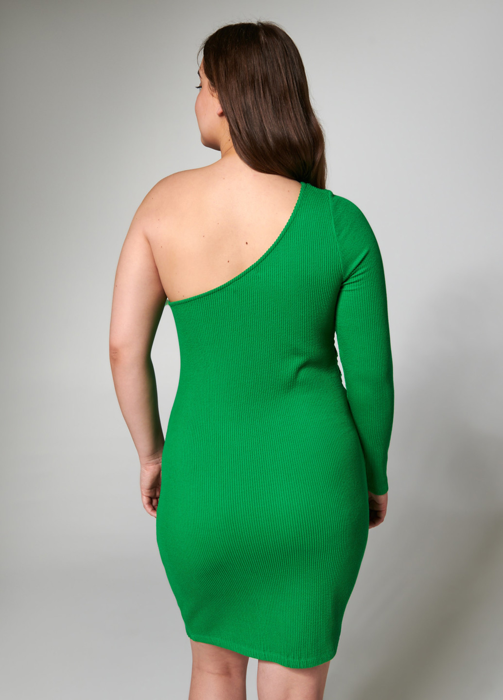 Зеленое кэжуал платье на одно плечо Sinsay однотонное