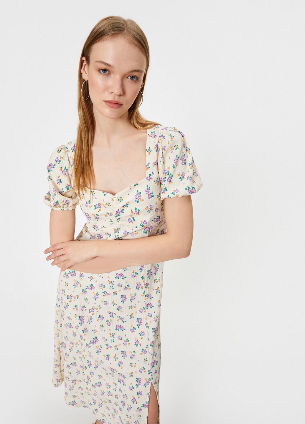 Молочное кэжуал платье а-силуэт KOTON с цветочным принтом