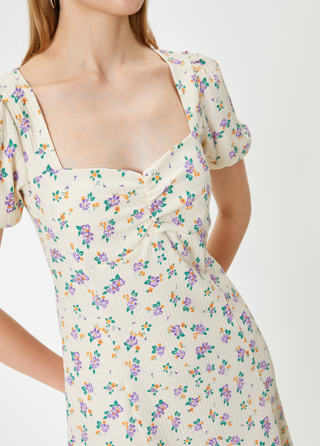 Молочное кэжуал платье а-силуэт KOTON с цветочным принтом