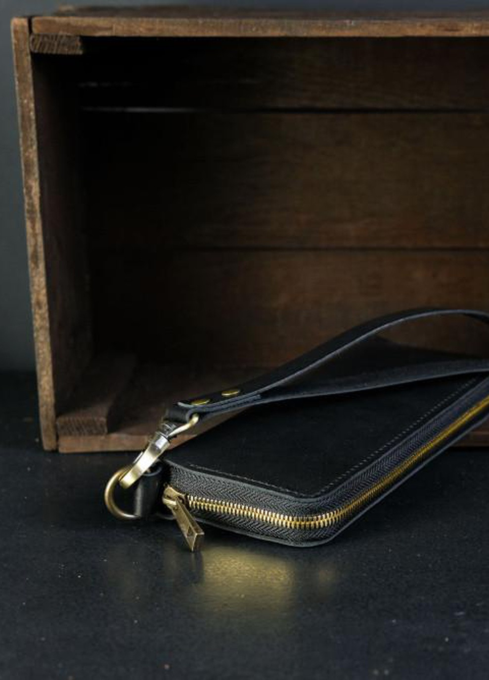 Шкіряний гаманець клатч на круговій блискавці з ремінцем Berty (253862870)