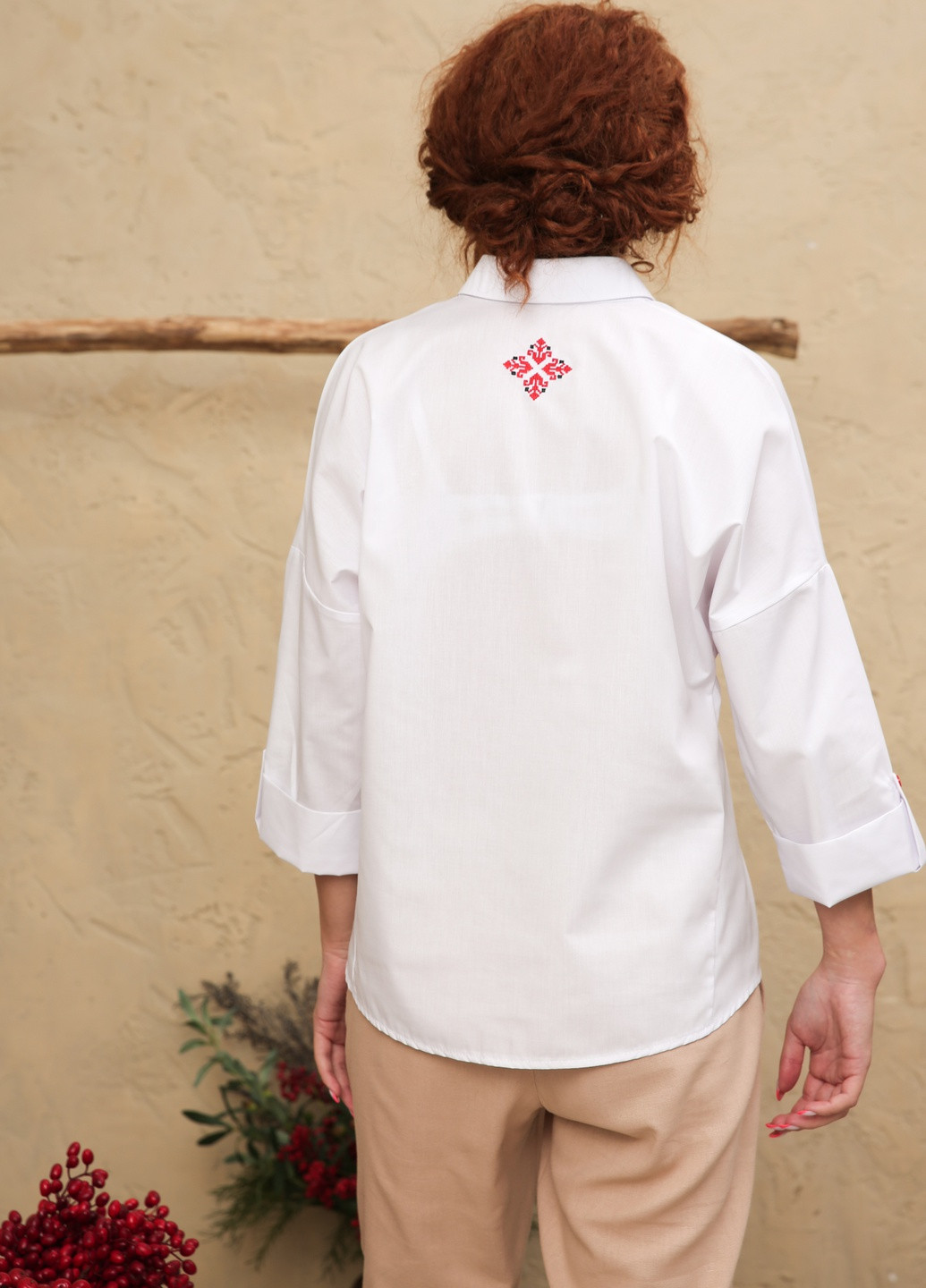 Біла блузка вільного крою зі спущеною лінією плеча INNOE Блуза