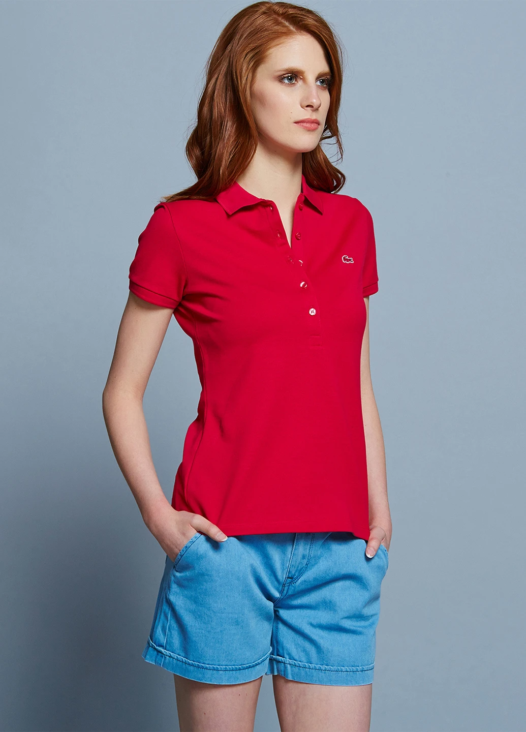 Красная женская футболка-поло Lacoste с логотипом