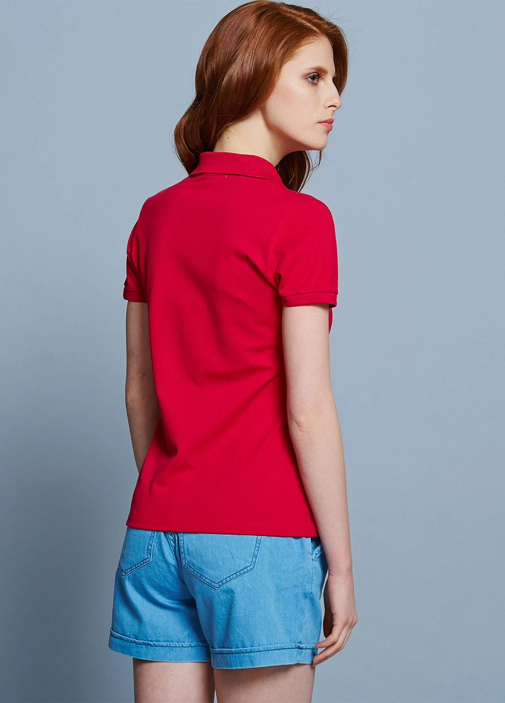 Красная женская футболка-поло Lacoste с логотипом