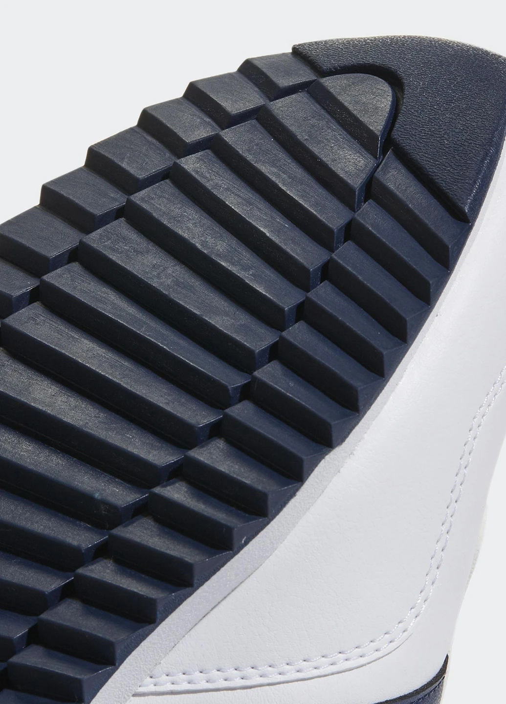 Белые демисезонные кроссовки adidas
