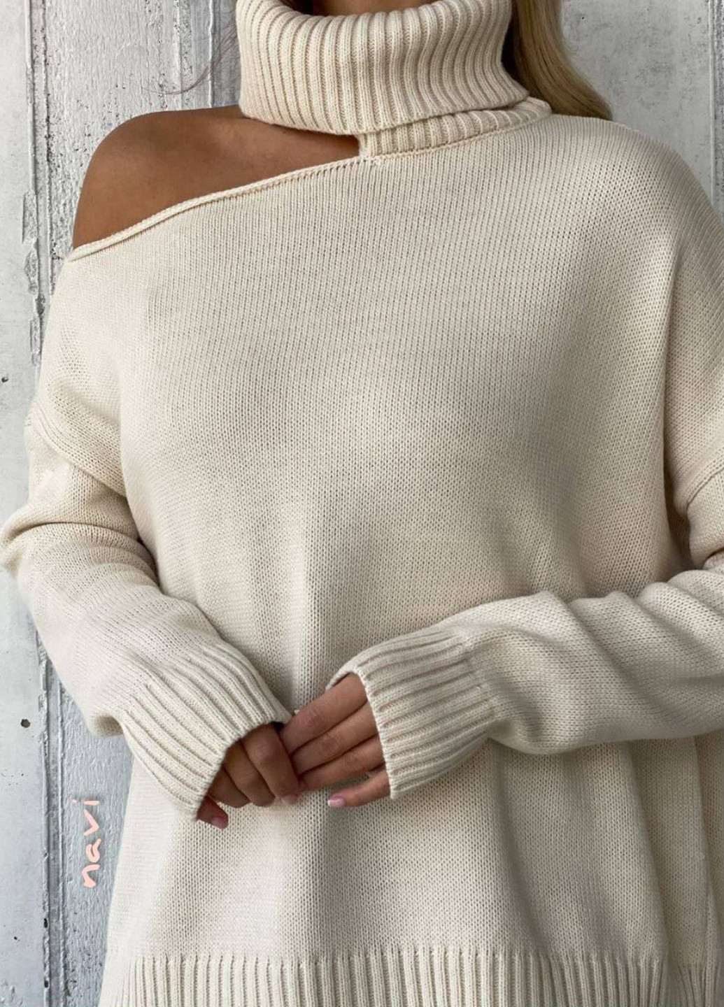 Молочный демисезонный свитер No Brand