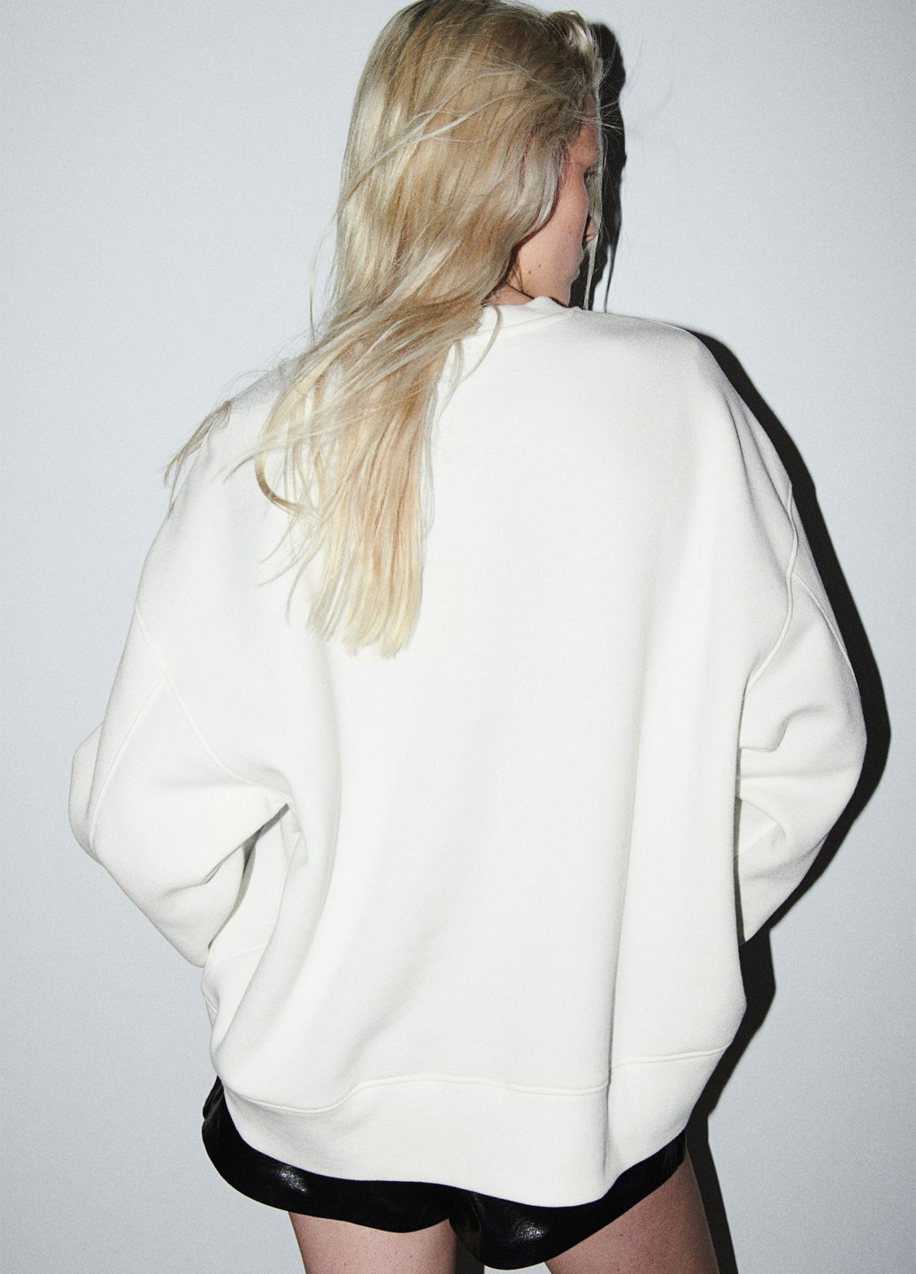 Белый свитшот H&M надпись без декора (366778479)