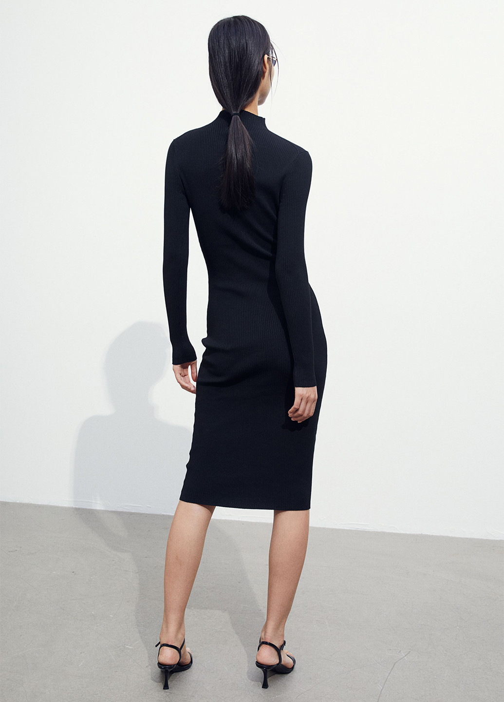 Черное кэжуал платье платье-водолазка, футляр H&M однотонное