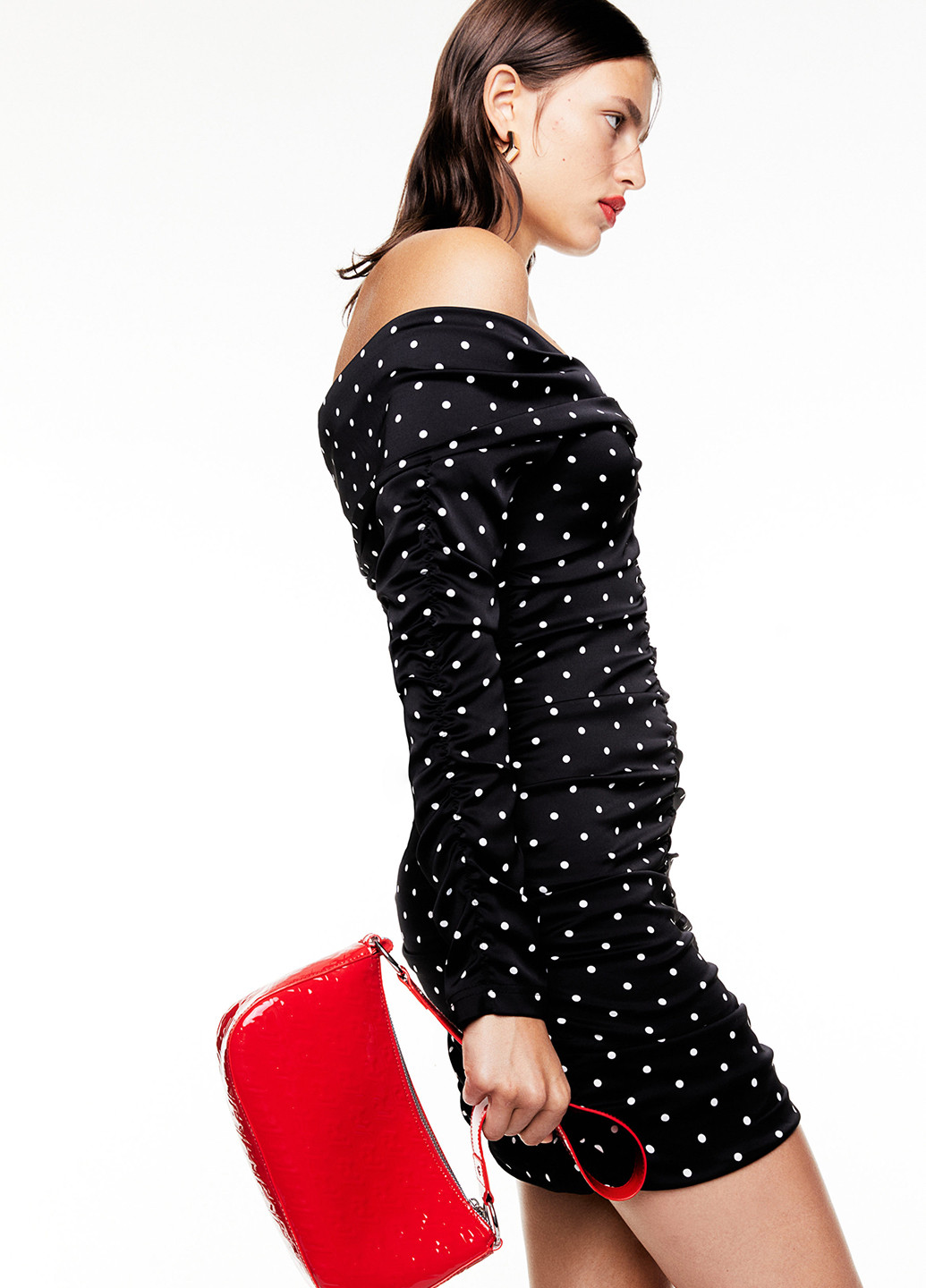 Черно-белое кэжуал, коктейльное платье с открытыми плечами H&M в горошек