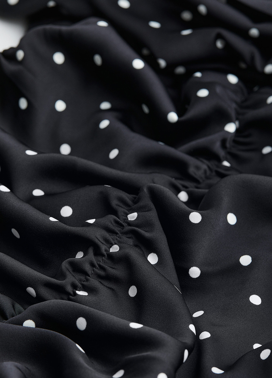 Черно-белое кэжуал, коктейльное платье с открытыми плечами H&M в горошек