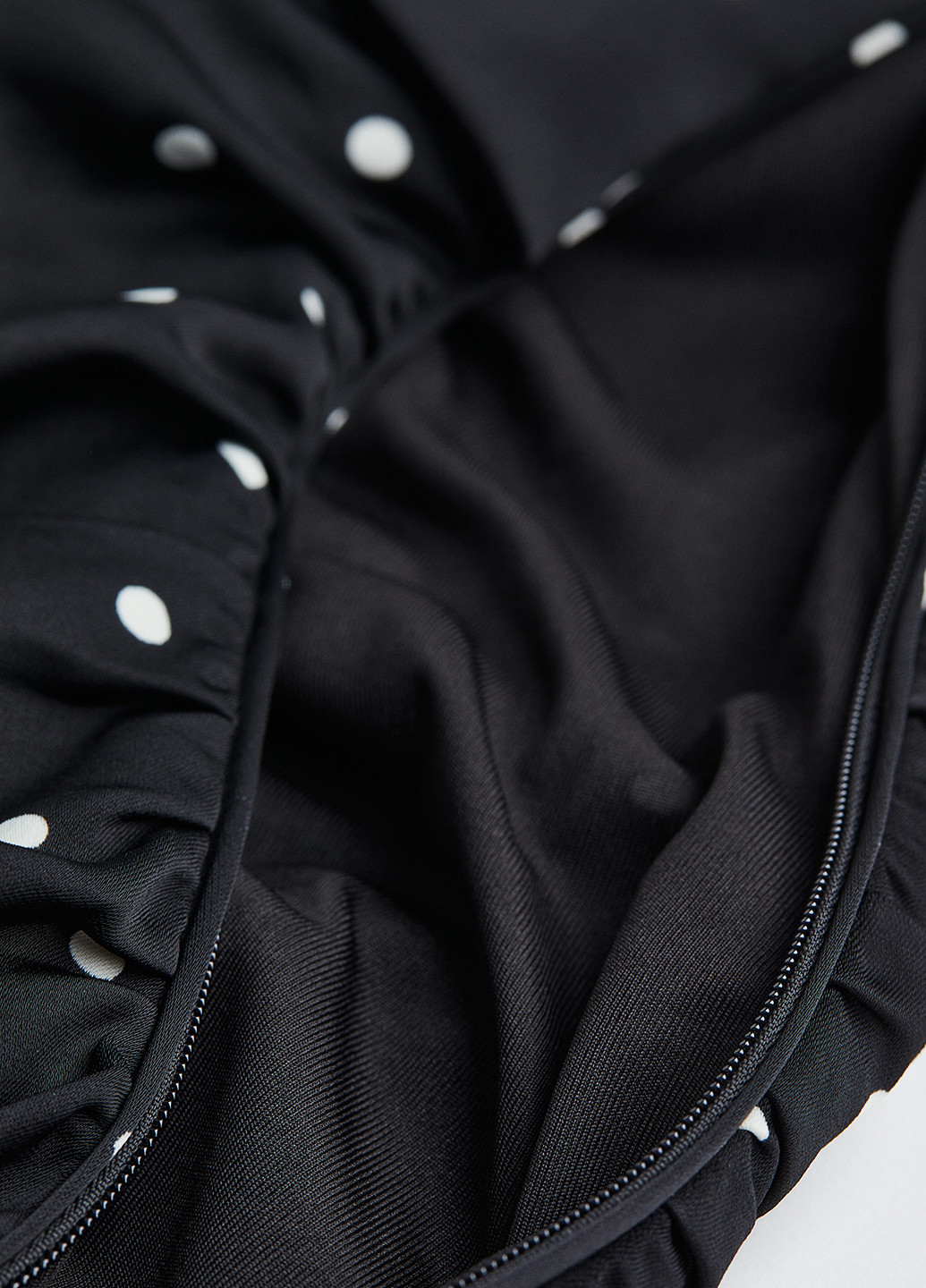 Черно-белое кэжуал, коктейльное платье с открытыми плечами H&M в горошек