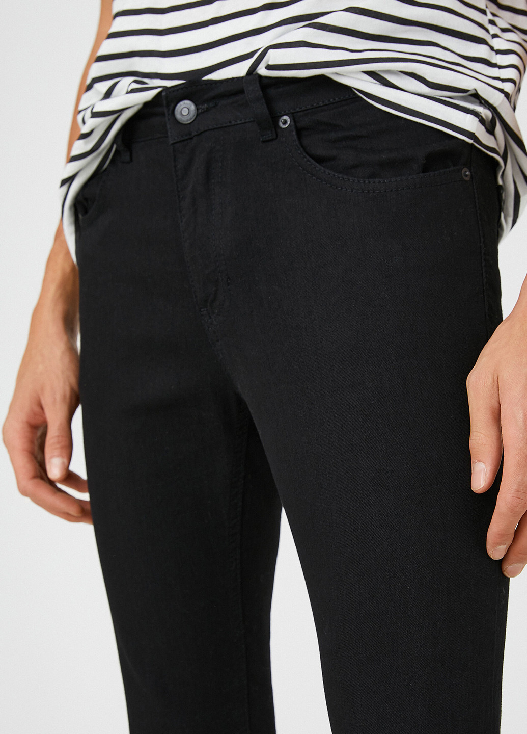 Черные демисезонные зауженные джинсы KOTON