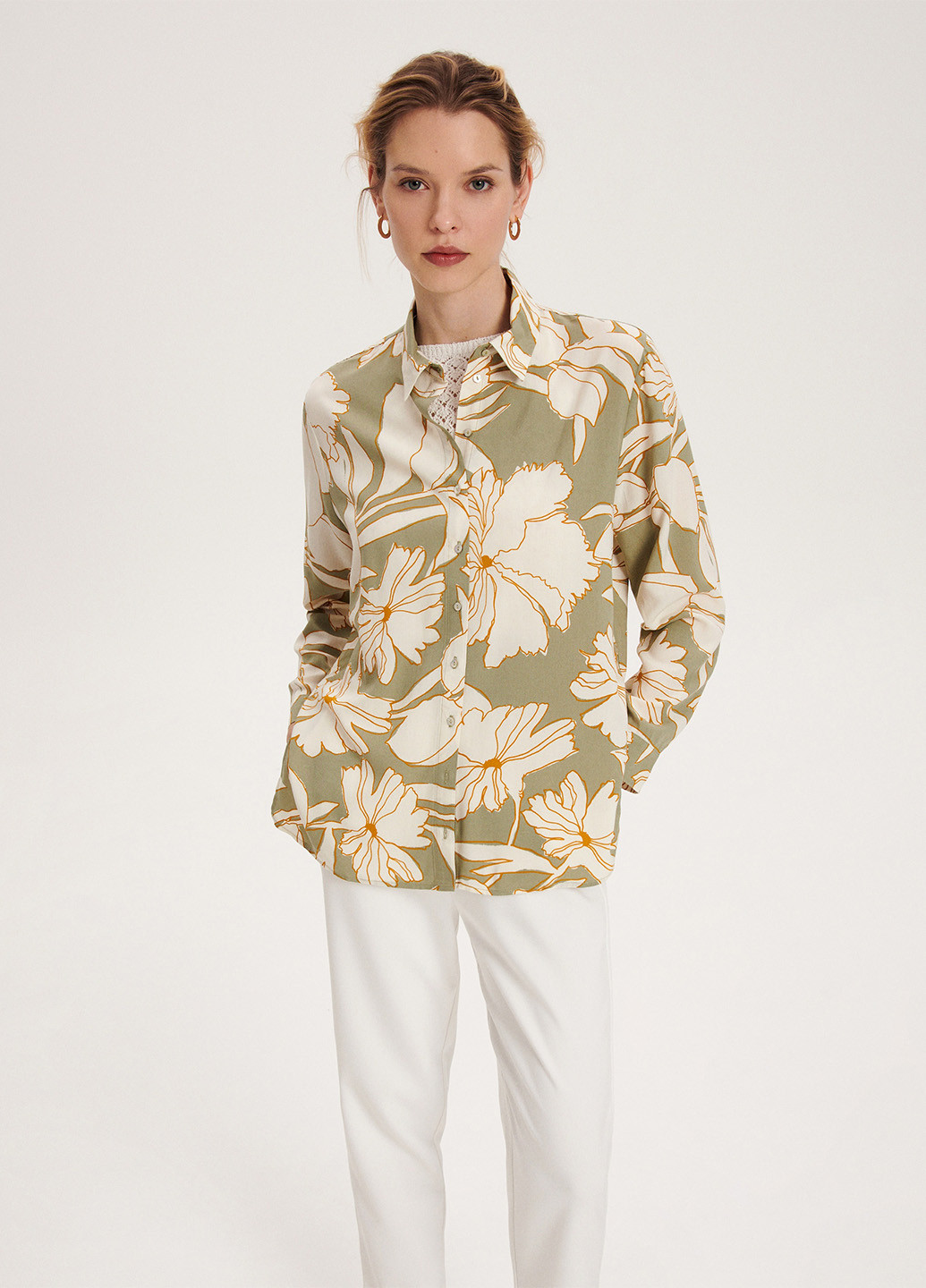 Оливковая кэжуал рубашка с цветами Reserved
