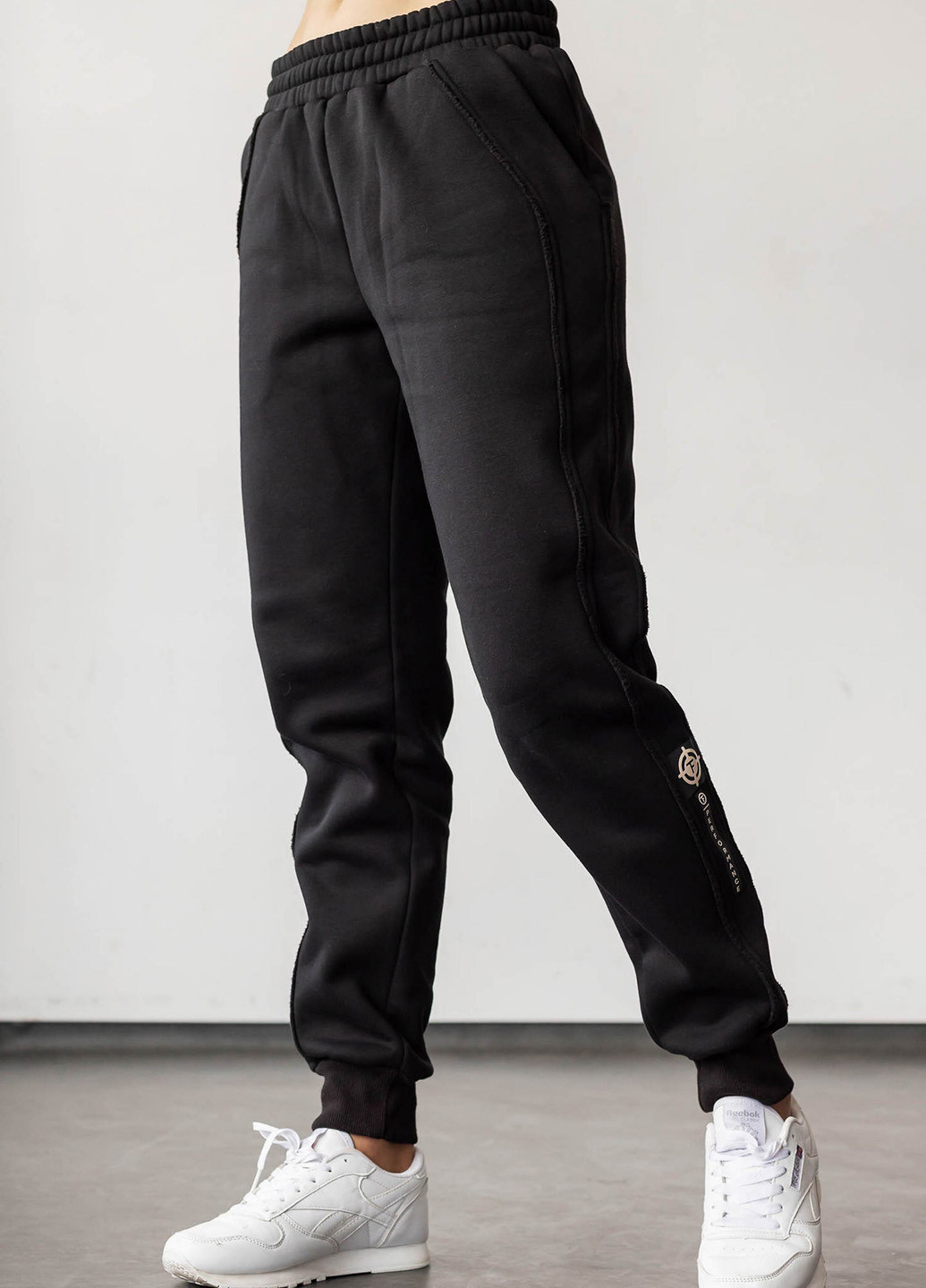 Утеплені жіночі джогери зі швами навиворіт TOTALFIT (265150774)