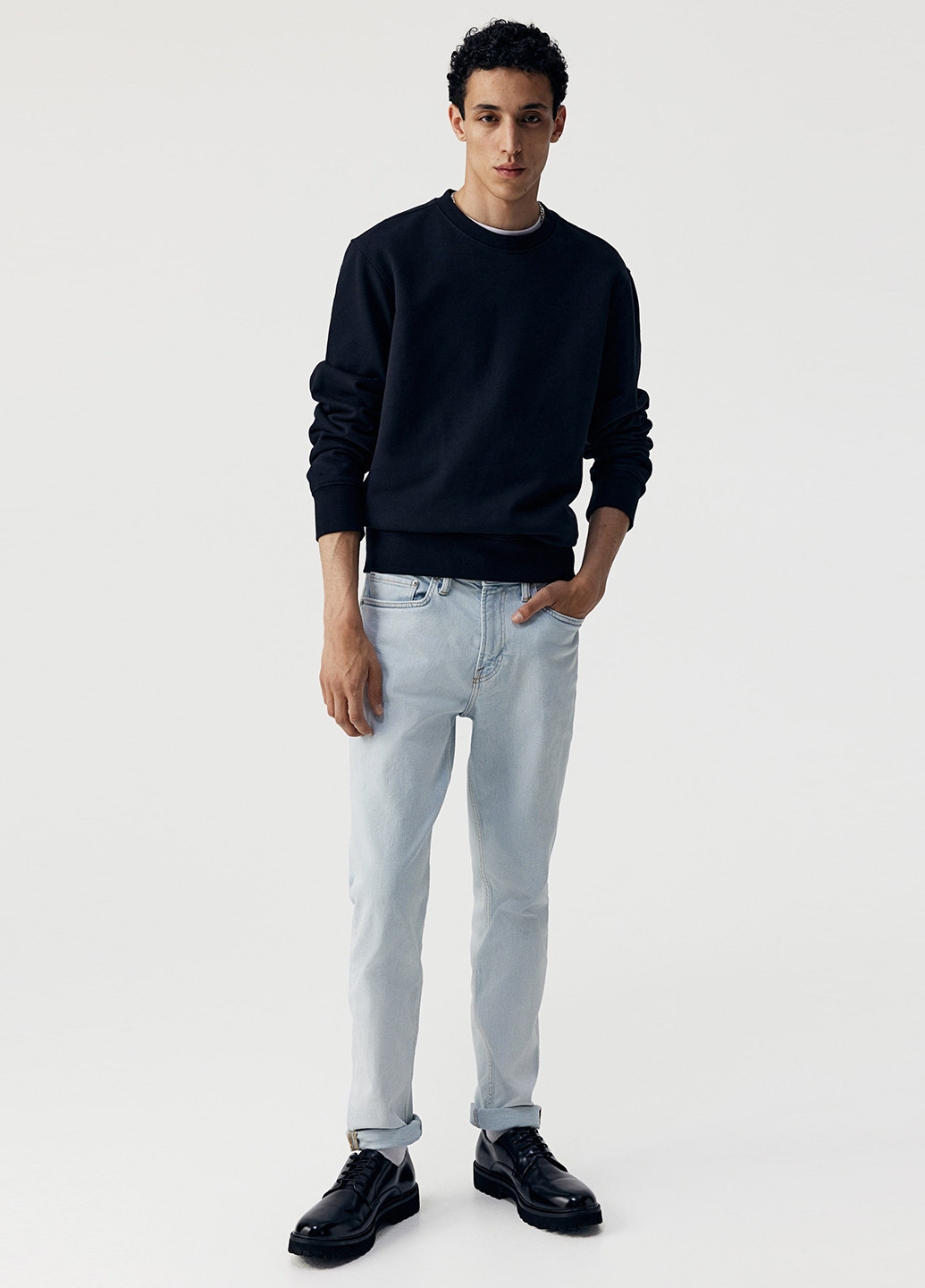 Светло-голубые демисезонные зауженные джинсы H&M