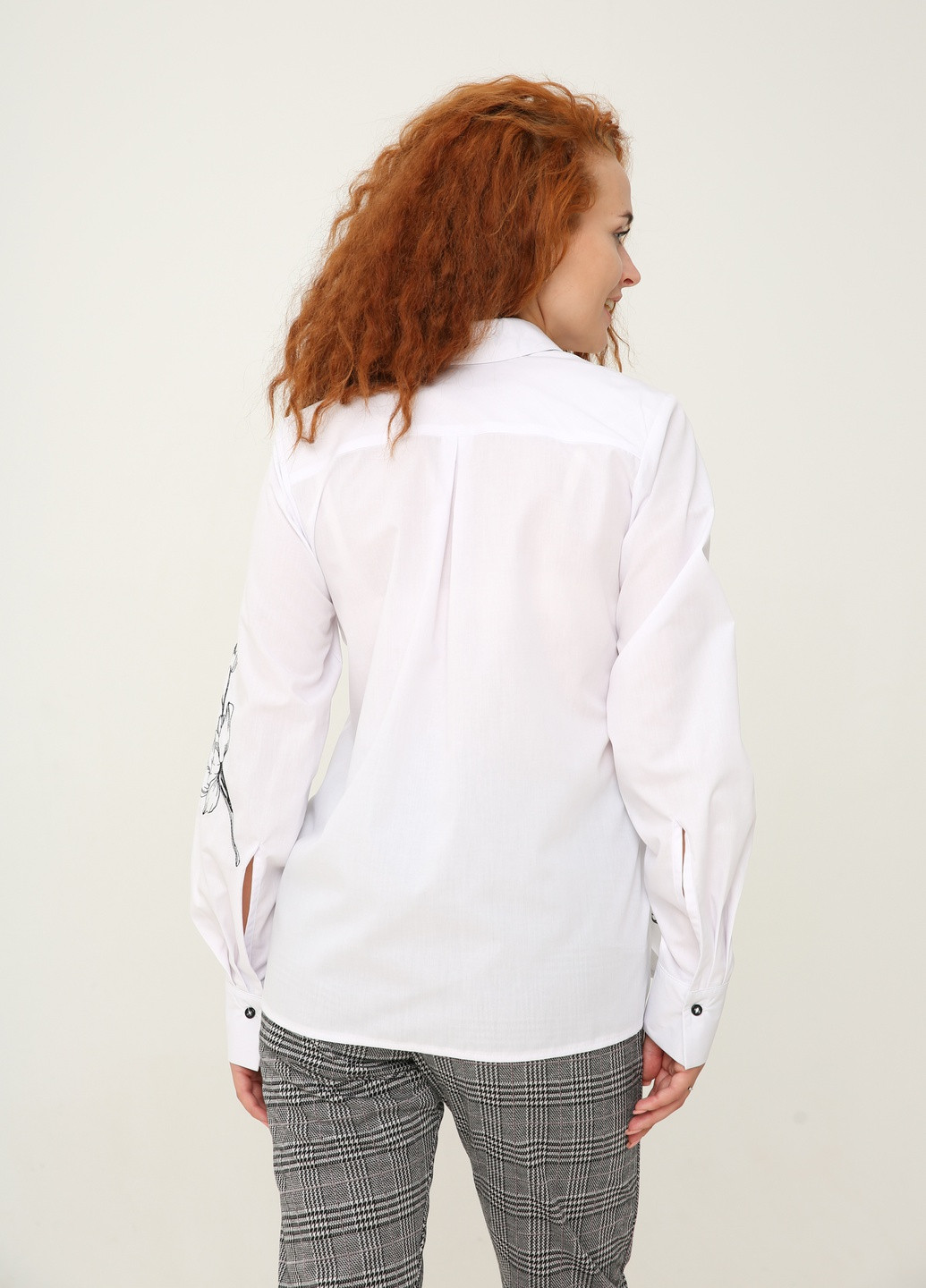 Белая демисезонная белая рубашка с вышивкой "орхидея" и большими разрезами на рукавах. INNOE Блуза