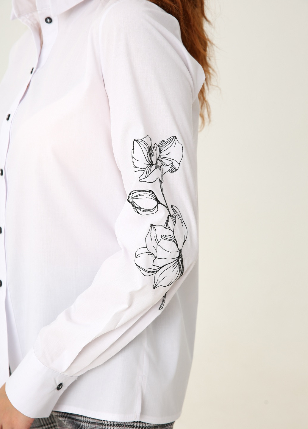 Белая демисезонная белая рубашка с вышивкой "орхидея" и большими разрезами на рукавах. INNOE Блуза