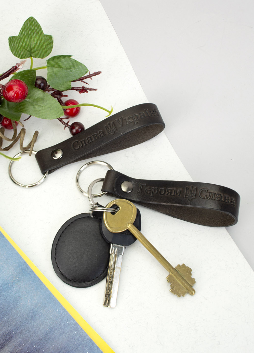 Брелок для ключей кожаный "Слава Украине" темно-коричневый HandyCover (254369657)