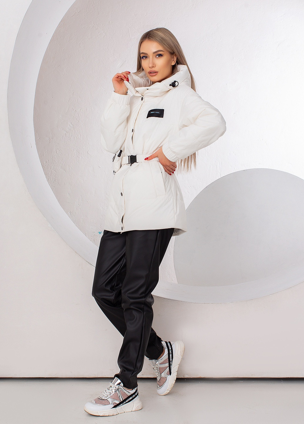 Белая демисезонная женская демисезонная удлиненная куртка белая 657922 Lusskiri