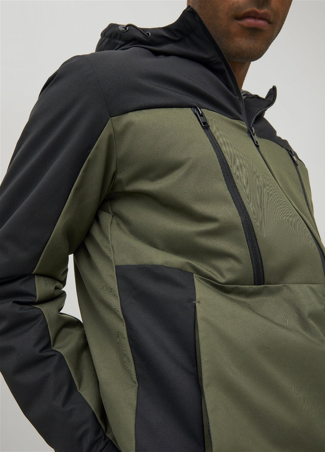 Оливковая (хаки) демисезонная куртка Jack & Jones