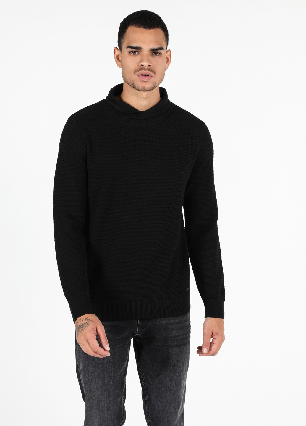 Черный демисезонный свитер Colin's