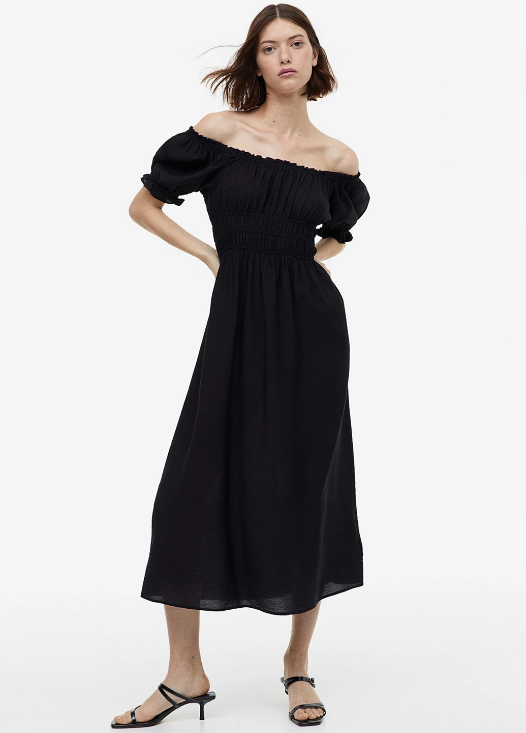 Черное кэжуал платье клеш, с открытыми плечами H&M однотонное