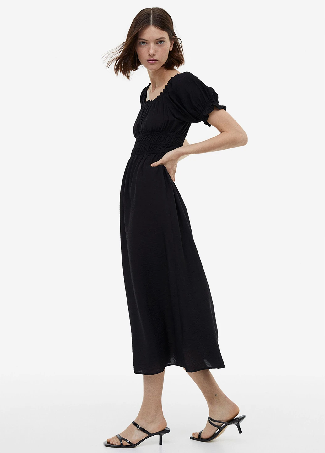 Черное кэжуал платье клеш, с открытыми плечами H&M однотонное