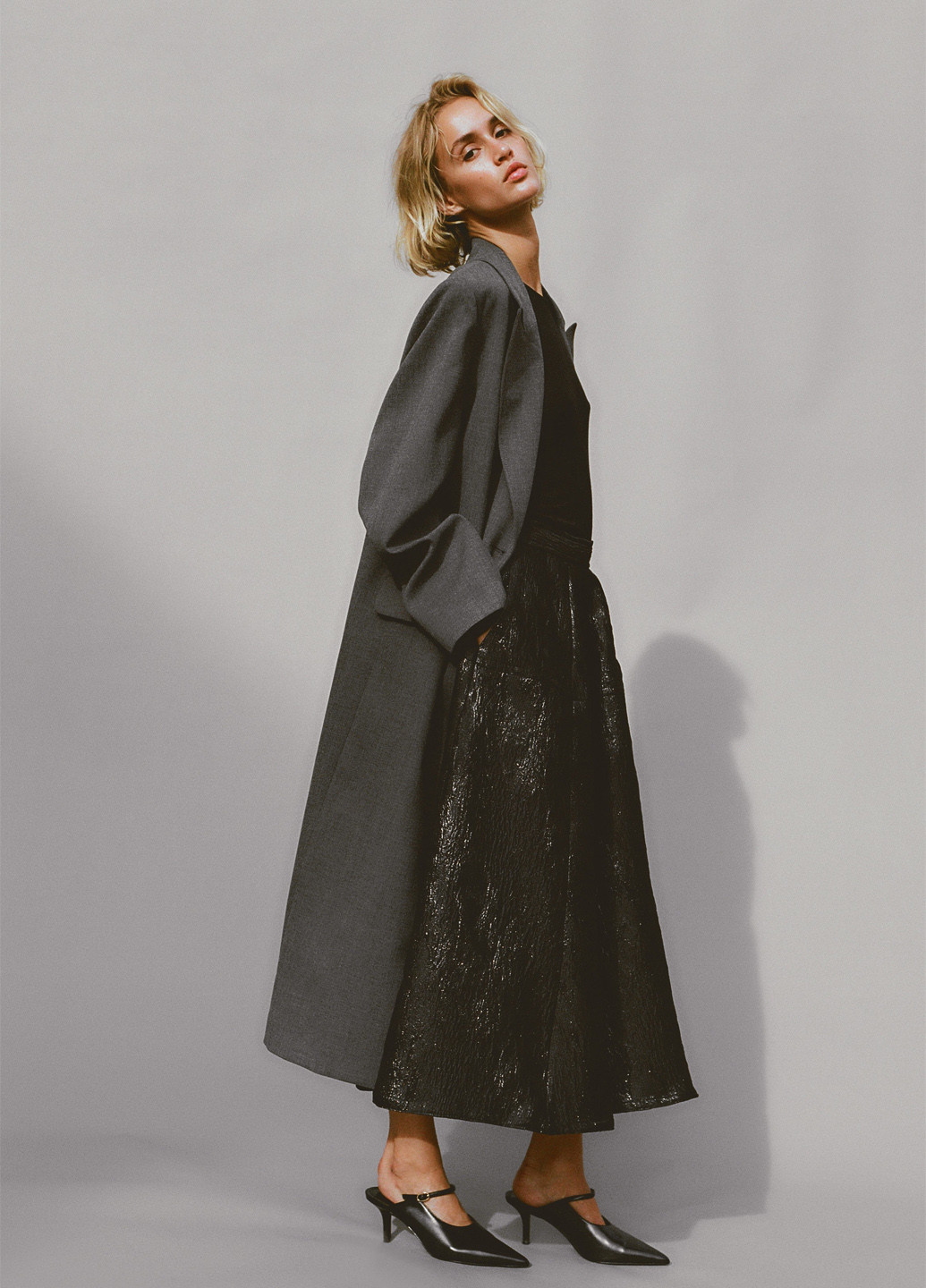 Черная кэжуал с абстрактным узором юбка H&M клешированная