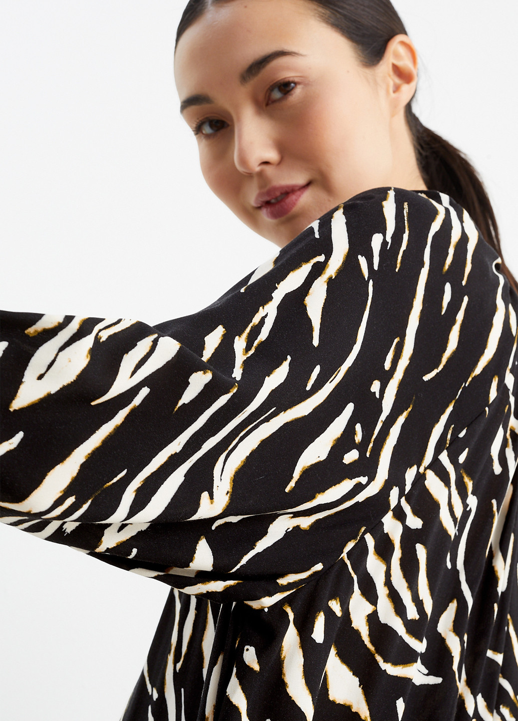 Черное кэжуал платье а-силуэт C&A с абстрактным узором