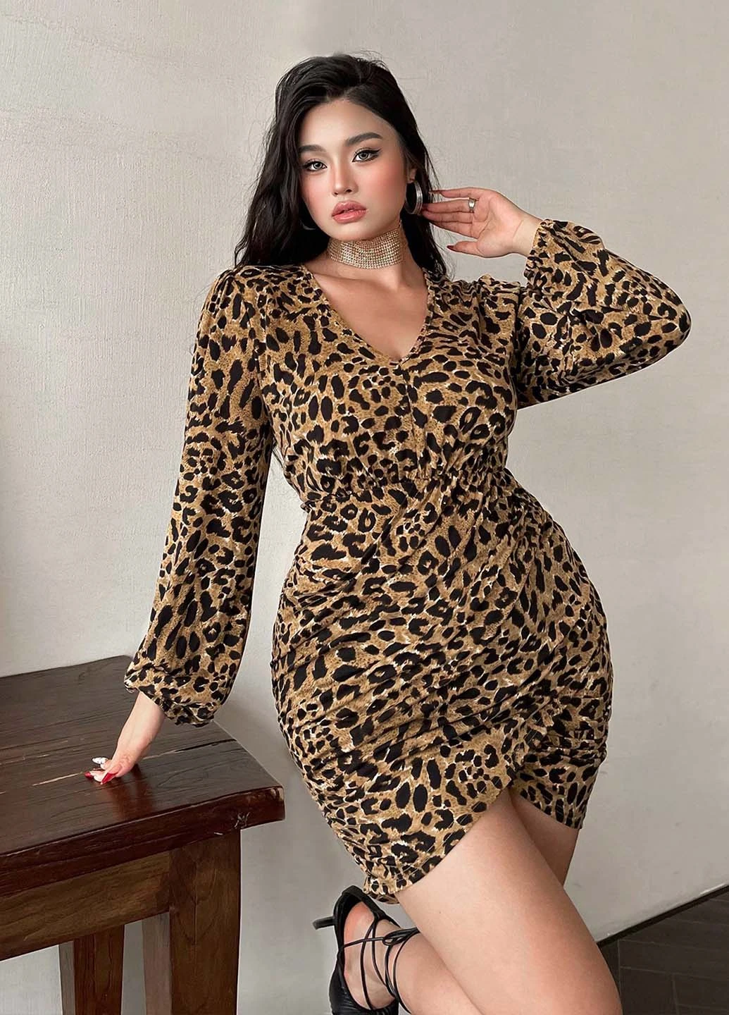 Песочное кэжуал платье на запах SHEIN леопардовый
