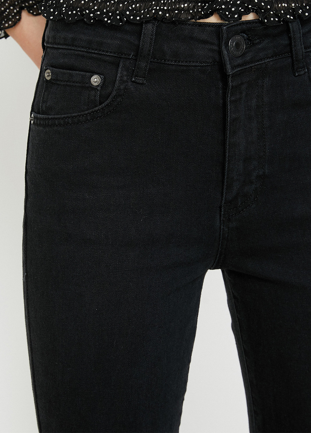 Черные демисезонные укороченные, буткат фит джинсы KOTON
