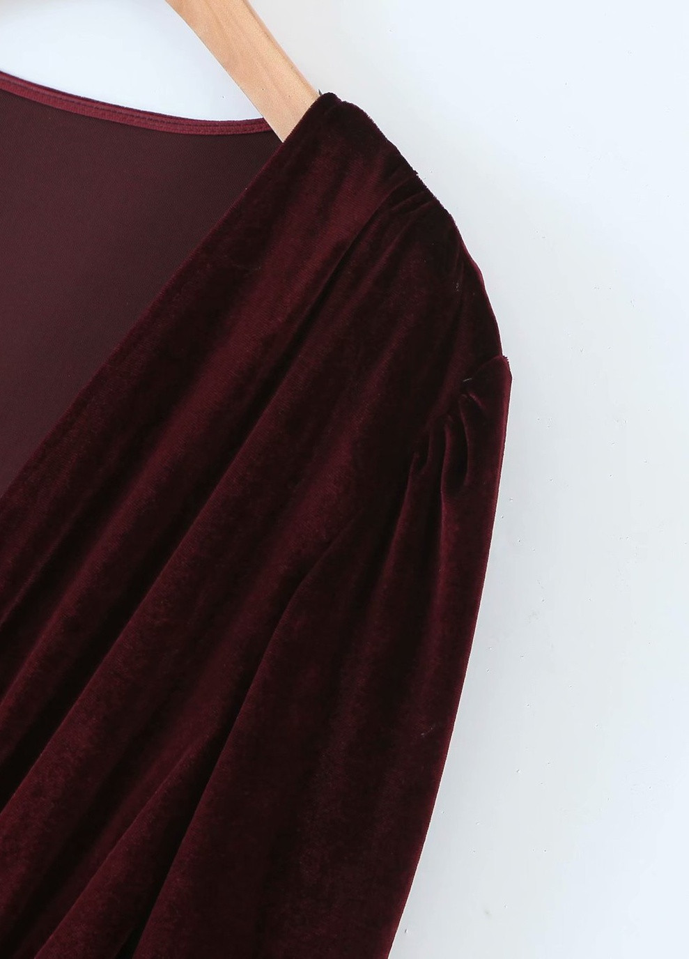 Бордовое вечернее платье женское с глубоким вырезом ruby Berni Fashion однотонное