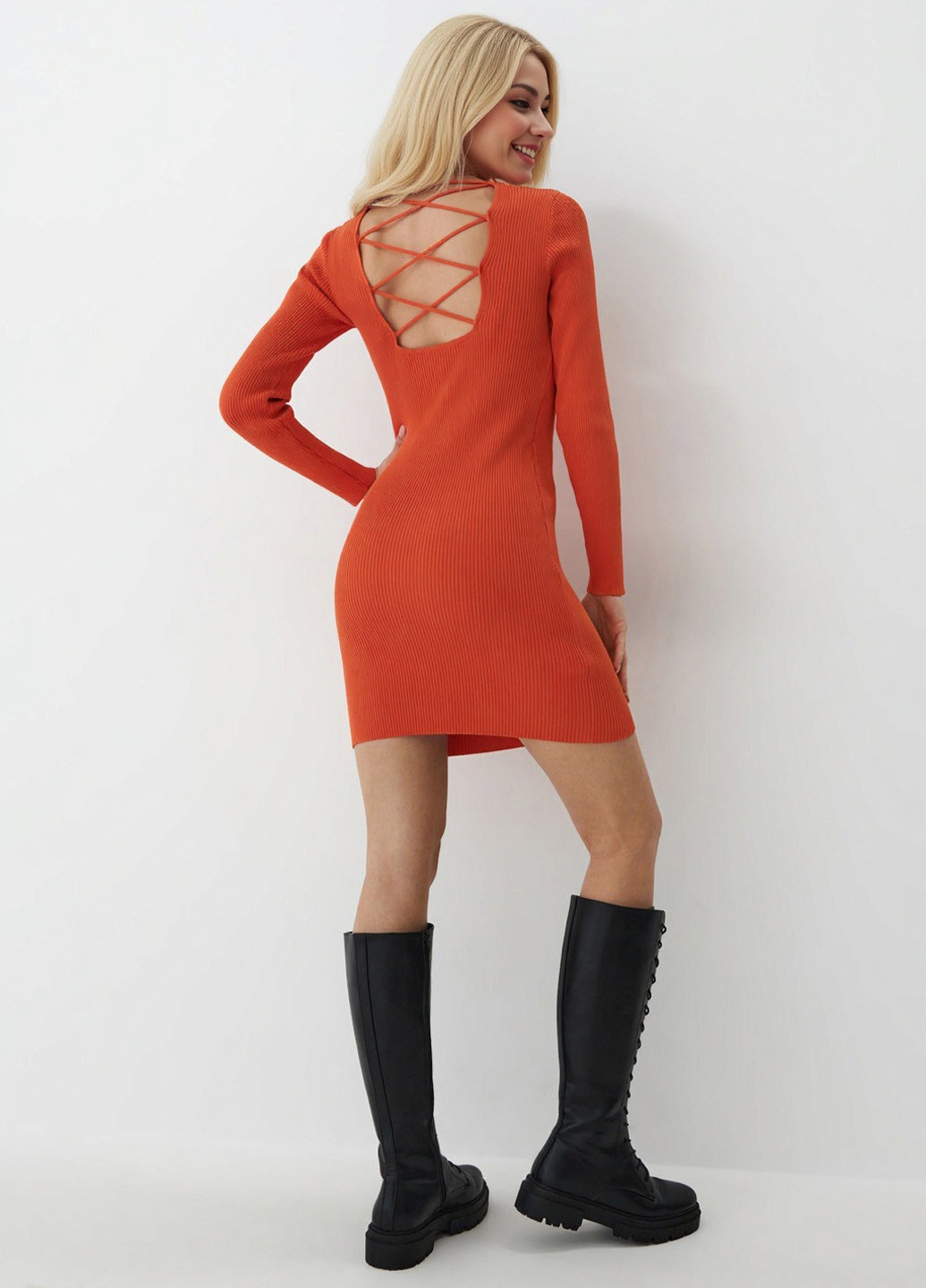 Терракотовое повседневный платье платье-свитер, с открытой спиной Mohito однотонное
