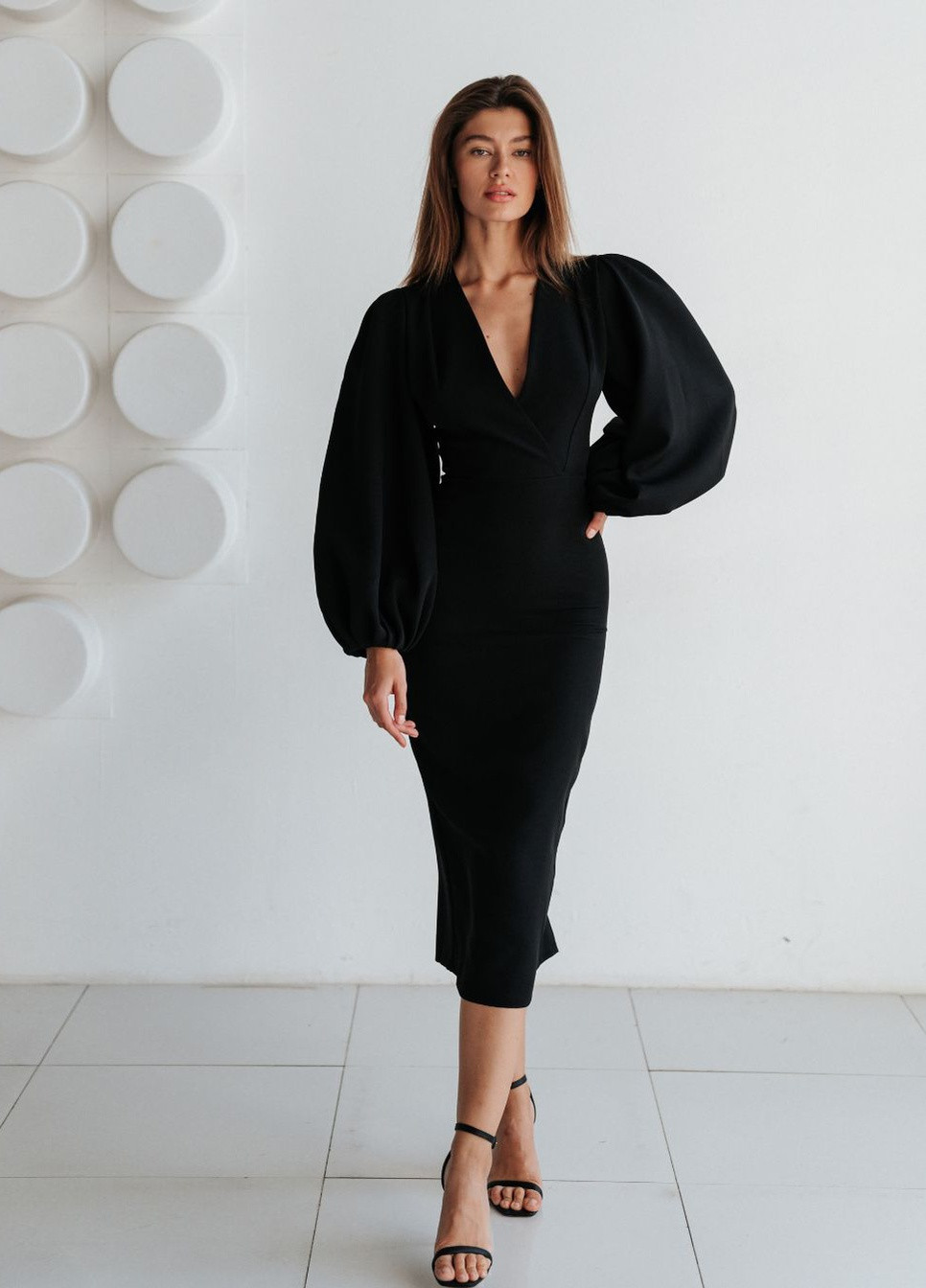 Чорна вечірня чорне сукня міді з об'ємними рукавами moment Lipinskaya Brand однотонна