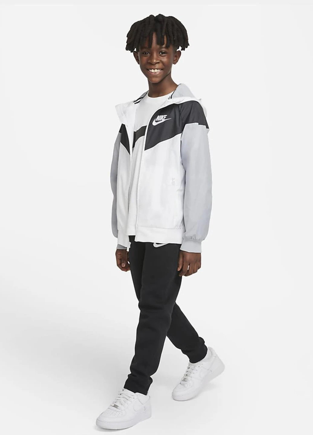 Черно-белая демисезонная ветровка Nike Sportswear Windrunner