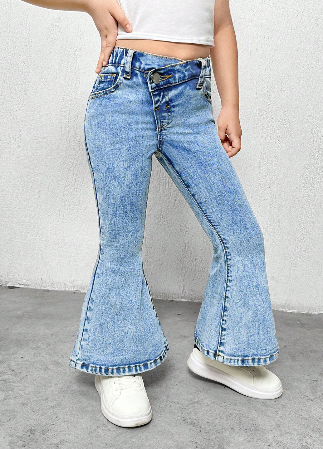 Голубые демисезонные клеш джинсы SHEIN