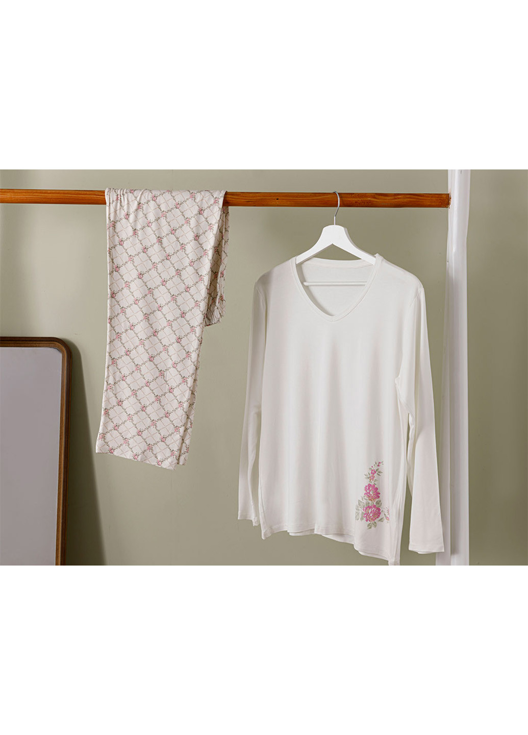 Белая всесезон пижама (лонгслив, брюки) лонгслив + брюки English Home